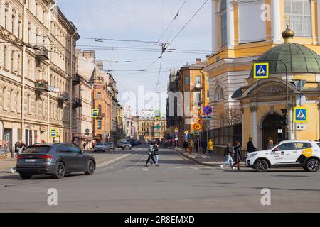 Kreuzung von Vladimirsky Prospekt und Kolokolnaya Straße. Straße, Straße, Gebäude, Autos, Kathedrale von Vladimir Ikone der Mutter Gottes. Historisches Zentrum Stockfoto