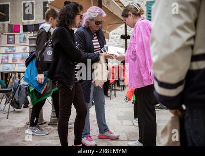 Montenegro, 13. April 2023: Touristengruppe auf der Straße in der Altstadt von Kotor Stockfoto