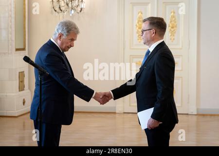 Helsinki, Finnland. 20. Juni 2023. Der finnische Präsident Sauli Niinisto (L) schüttelt am 20. Juni 2023 im Präsidentenpalast in Helsinki die Hand mit Premierminister Petteri Orpo. Die neue finnische Regierung unter der Leitung von Premierminister Petteri Orpo trat am Dienstag ihr Amt an. Die Regierung besteht aus dem Ministerpräsidenten und 18 Ministern der Nationalen Koalitionspartei, der Finnischen Partei, der schwedischen Volkspartei und der Christdemokraten. Kredit: Matti Matikainen/Xinhua/Alamy Live News Stockfoto