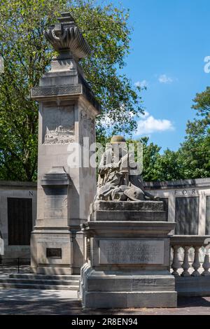 Das City of Portsmouth war Memorial, ein Denkmal für den Ersten Weltkrieg am Guildhall Square, Portsmouth, Hampshire, England, Großbritannien Stockfoto