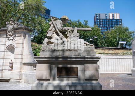 Das City of Portsmouth war Memorial, ein Denkmal für den Ersten Weltkrieg am Guildhall Square, Portsmouth, Hampshire, England, Großbritannien Stockfoto