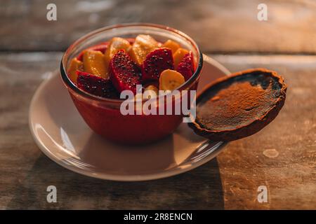 Nahaufnahme der Schüssel mit Obstpudding auf einem Tischhintergrund. Gesundes, vegetarisches, exotisches frisches Frühstück Stockfoto