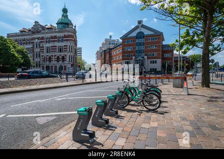 Leihregal für Elektrofahrräder, umweltfreundlicher Transport im Stadtzentrum von Portsmouth, Hampshire, England, Großbritannien Stockfoto