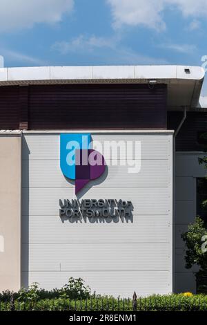 Schild und Logo der University of Portsmouth auf einem Gebäude auf dem Campus, Hampshire, England, Großbritannien Stockfoto