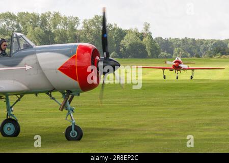 Ein Flugtag in der Shuttleworth Collection mit 2 YAKOVLEV YAK-52 , Old Warden, Bedfordshire 2009 Stockfoto