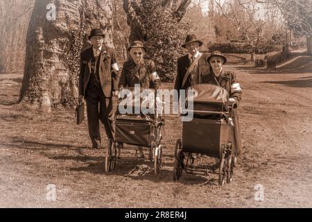 1940er,Reenactors,Freiwilligendienst für Frauen,WVS, Vintage,Kinderwagen, Stockfoto