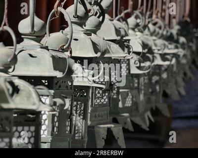 Viele hängende Metalllaternen im Nara-Tempel des Kasuga-Schreins in Japan. Hintergrund der unendlichen Reihe von Laternen oder Tsuri doro auf japanisch Stockfoto