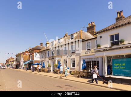 Blick auf das Crown Hotel und die Geschäfte in der Southwold High Street, Suffolk. UK. Stockfoto