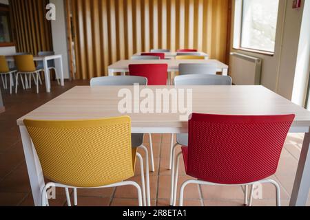 Ein Klassenzimmer in einer Landschule mit leeren Tischen und Stühlen in den Bergen. Zurück in die Schule Stockfoto