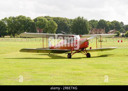 Ein fliegender Tag in der Shuttleworth Collection mit De Havilland DH.87B Hornet Moth G-ADNE, Old Warden, Bedfordshire im Jahr 2009 Stockfoto