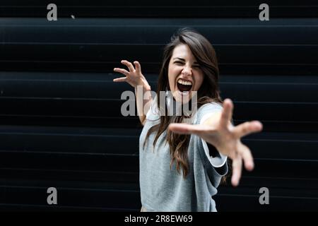 Happy stylish Young Business gen z Girl trägt legere formelle Kleidung steht draußen, schaut in die Kamera, Porträt. Mit einer ziemlich Millennials-Geschäftsfrau Stockfoto