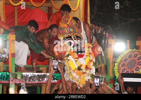 Bhadrak, Odisha , INDIEN - JUNI 20 2023 : göttlich aussehendes Idol der hinduistischen Gottheiten Lord Jagannath während des Wagenfestivals. Weltberühmter Rath Yatra (Wagen Stockfoto