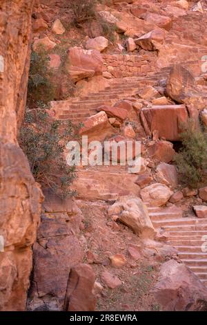 Petra, Wadi Musa, Jordanien, alte Treppe in die Felsen geschnitzt Stockfoto