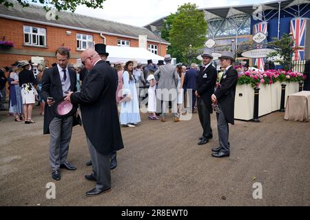 Die Rennfahrer stehen vor dem zweiten Tag des Royal Ascot am Haupteingang der Rennbahn in Ascot, Berkshire, an. Bilddatum: Mittwoch, 21. Juni 2023. Stockfoto