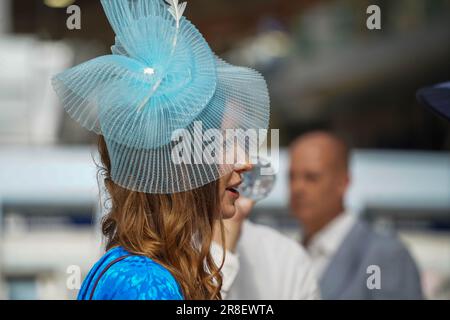 London UK. 21. Juni 2023 Royal ascot Rennfahrer tragen extravagante Hüte am Bahnhof Waterloo. Guthaben: amer Ghazzal/Alamy Live News Stockfoto