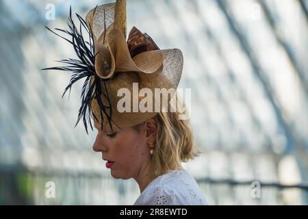 London UK. 21. Juni 2023 Royal ascot Rennfahrer tragen extravagante Hüte am Bahnhof Waterloo. Guthaben: amer Ghazzal/Alamy Live News Stockfoto