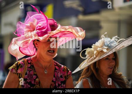 London UK. 21. Juni 2023 Royal ascot Rennfahrer tragen extravagante Hüte am Bahnhof Waterloo. Guthaben: amer Ghazzal/Alamy Live News Stockfoto