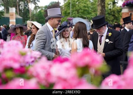 Die Rennfahrer stehen vor dem zweiten Tag des Royal Ascot am Haupteingang der Rennbahn in Ascot, Berkshire, an. Bilddatum: Mittwoch, 21. Juni 2023. Stockfoto