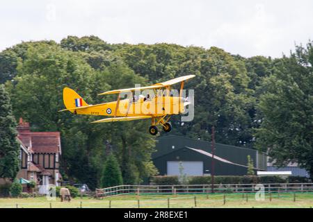 Ein fliegender Tag in der Shuttleworth Collection mit DF112 De Havilland Tiger Moth DF112, Old Warden, Bedfordshire 2009 Stockfoto