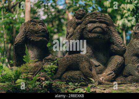 Steinaffenstatuen im heiligen Affenwald. Alte dekorative Affenskulpturen im heiligen Wald von ubud Stockfoto