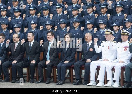 Taiwanesischer Präsident Tsai ing-wen posiert am 21. Juni 2023 mit Absolventen der Militärakademie in Taipeh Stockfoto