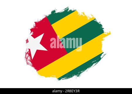 Abgerundete, fleckige Pinselstruktur der Nationalflagge von Togo auf weißem Hintergrund Stockfoto