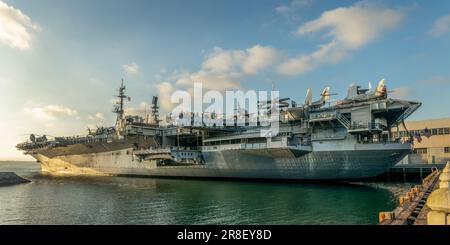 Panoramablick auf die USS Midway, Flugzeugträgermuseum im Hafen von San Diego, Kalifornien Stockfoto