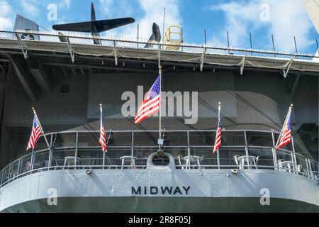 Amerikanische Flaggen am Heck der USS Midway in San Diego, Kalifornien Stockfoto