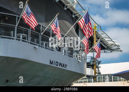 Amerikanische Flaggen am Heck der USS Midway in San Diego, Kalifornien Stockfoto