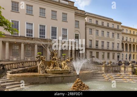 Neptunbrunnen im Stadtzentrum von Cheltenham, England Stockfoto