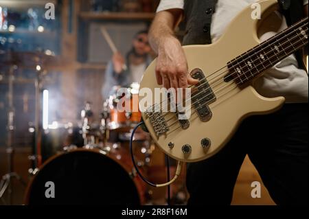 Rockmusik-Band-Aufführung mit Nahaufnahme auf der Hand des Gitarrist Stockfoto