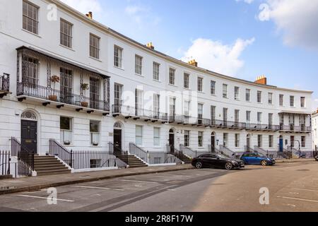 Royal Crescent in Cheltenham, Gloucestershire, eine Terrasse mit 18 Häusern, erbaut in den Jahren 1806-1810, viele werden heute als Büros genutzt. Stockfoto