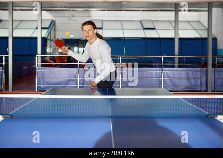 Junge Tischtennisspieler im Sportclub Stockfoto