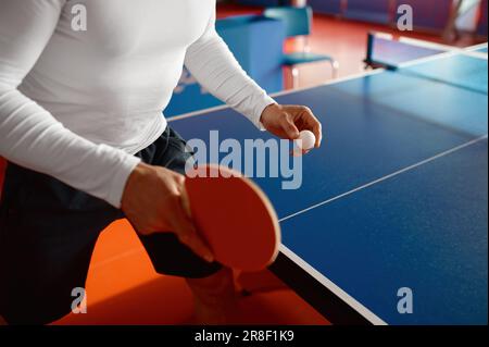 Nahaufnahme männlicher Sportler, die beim Tischtennis mit dem Schläger spielen Stockfoto