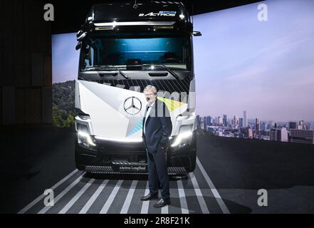 Stuttgart, Deutschland. 21. Juni 2023. Martin Daum, Vorstandsvorsitzender der Daimler Truck Holding AG, steht vor der Jahreshauptversammlung in der Carl Benz Arena vor einem Daimler-Lkw. Kredit: Bernd Weißbrod/dpa/Alamy Live News Stockfoto