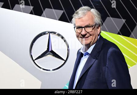 Stuttgart, Deutschland. 21. Juni 2023. Martin Daum, Vorstandsvorsitzender der Daimler Truck Holding AG, steht vor der Jahreshauptversammlung in der Carl Benz Arena vor einem Daimler-Lkw. Kredit: Bernd Weißbrod/dpa/Alamy Live News Stockfoto