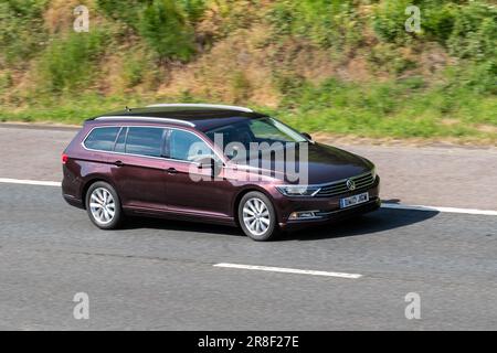 2016 Maroon Volkswagen Passat SE Business TDI BM 120 Bluemotion Start/Stop, Estate Diesel 1598 cm3; Fahrt auf der Autobahn M6, Großbritannien Stockfoto