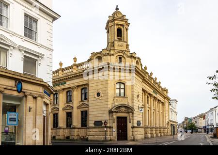 Gebäude der Lloyds Bank an der Kreuzung mit Rodney Road, Cheltenham Stadtzentrum, Gloucestershire. Stockfoto