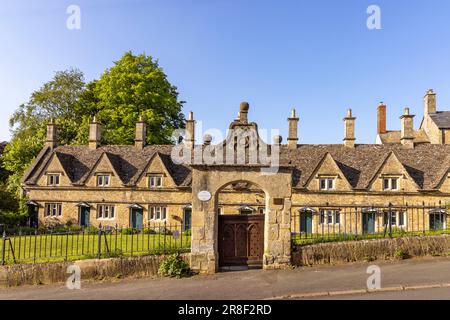 Die Giebelalshäuser in Church Street, Chipping Norton, Cotswolds, England wurden 1640 von Henry Cornish gebaut. Stockfoto