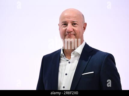 Stuttgart, Deutschland. 21. Juni 2023. Michael Brecht, stellvertretender Vorsitzender des Aufsichtsrats (Mitarbeitervertreter) der Daimler Truck Holding AG, fotografiert vor der Jahreshauptversammlung in der Carl Benz Arena. Kredit: Bernd Weißbrod/dpa/Alamy Live News Stockfoto