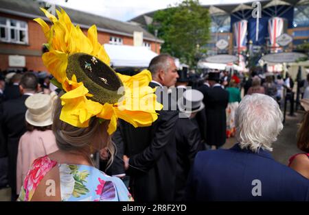 Die Rennfahrer stehen vor dem zweiten Tag des Royal Ascot am Haupteingang der Rennbahn in Ascot, Berkshire, an. Bilddatum: Mittwoch, 21. Juni 2023. Stockfoto