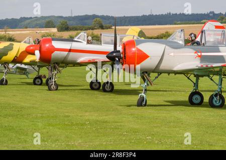 Ein Flugtag in der Shuttleworth Collection mit drei YAKOVLEV YAK-52 , Old Warden, Bedfordshire im Jahr 2009 Stockfoto