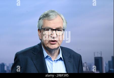 Stuttgart, Deutschland. 21. Juni 2023. Martin Daum, Vorstandsvorsitzender der Daimler Truck Holding AG, steht vor der Jahreshauptversammlung in der Carl Benz Arena auf dem Podium. Kredit: Bernd Weißbrod/dpa/Alamy Live News Stockfoto