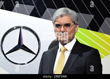 Stuttgart, Deutschland. 21. Juni 2023. Joe Kaeser, Vorstandsvorsitzender der Daimler Truck Holding AG, steht vor der Jahreshauptversammlung in der Carl Benz Arena vor einem Lkw von Daimler. Kredit: Bernd Weißbrod/dpa/Alamy Live News Stockfoto