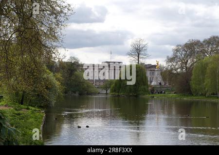 Buckingham Palace mit Blick auf den See im St. James's Park in London Stockfoto