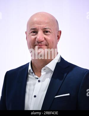 Stuttgart, Deutschland. 21. Juni 2023. Michael Brecht, stellvertretender Vorsitzender des Aufsichtsrats (Mitarbeitervertreter) der Daimler Truck Holding AG, fotografiert vor der Jahreshauptversammlung in der Carl Benz Arena. Kredit: Bernd Weißbrod/dpa/Alamy Live News Stockfoto