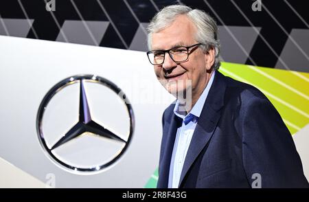 Stuttgart, Deutschland. 21. Juni 2023. Martin Daum, Vorstandsvorsitzender der Daimler Truck Holding AG, steht vor der Jahreshauptversammlung in der Carl Benz Arena vor einem Daimler-Lkw. Kredit: Bernd Weißbrod/dpa/Alamy Live News Stockfoto