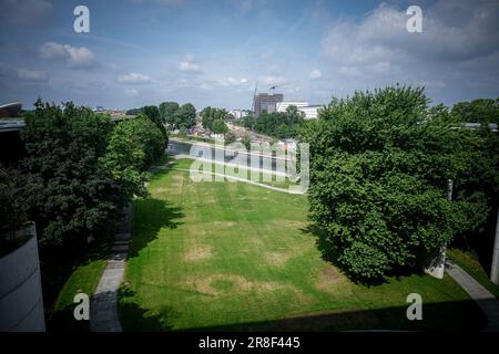 Berlin, Deutschland. 21. Juni 2023. Blick auf den Garten des Bundeskanzlers mit der Baustelle der Erweiterung hinter der Spree. Kredit: Kay Nietfeld/dpa/Alamy Live News Stockfoto