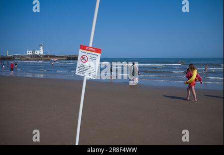 Warnschild am Strand von Scarborough mit Hinweis vom Baden wegen schlechter Wasserqualität Stockfoto