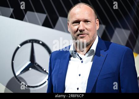 Stuttgart, Deutschland. 21. Juni 2023. Jochen Goetz, CFO der Daimler Truck Holding AG, steht vor der Jahreshauptversammlung in der Carl Benz Arena vor einem Daimler-Lkw. Kredit: Bernd Weißbrod/dpa/Alamy Live News Stockfoto